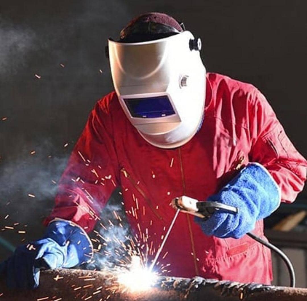 چرا الکترود جوشکاری به قطعه کار میچسبد؟ بررسی 5 علت مهم چسبیدن الکترود چسبیدن الکترود
